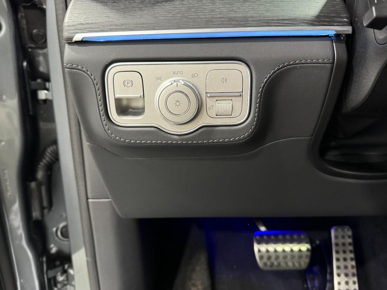 Mercedes-Benz GLE Vehicle Full-screen Gallery Image 31