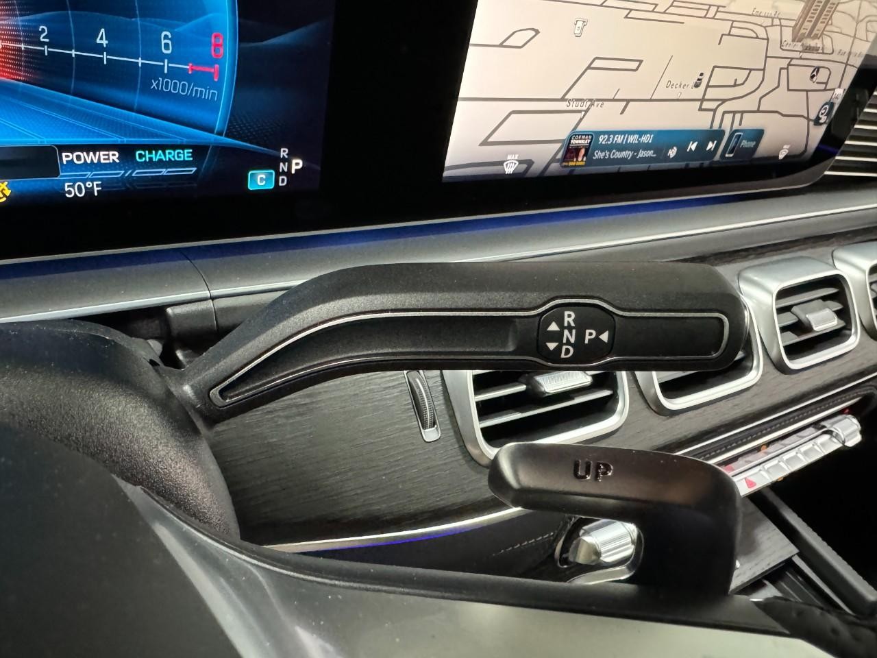 Mercedes-Benz GLE Vehicle Full-screen Gallery Image 35