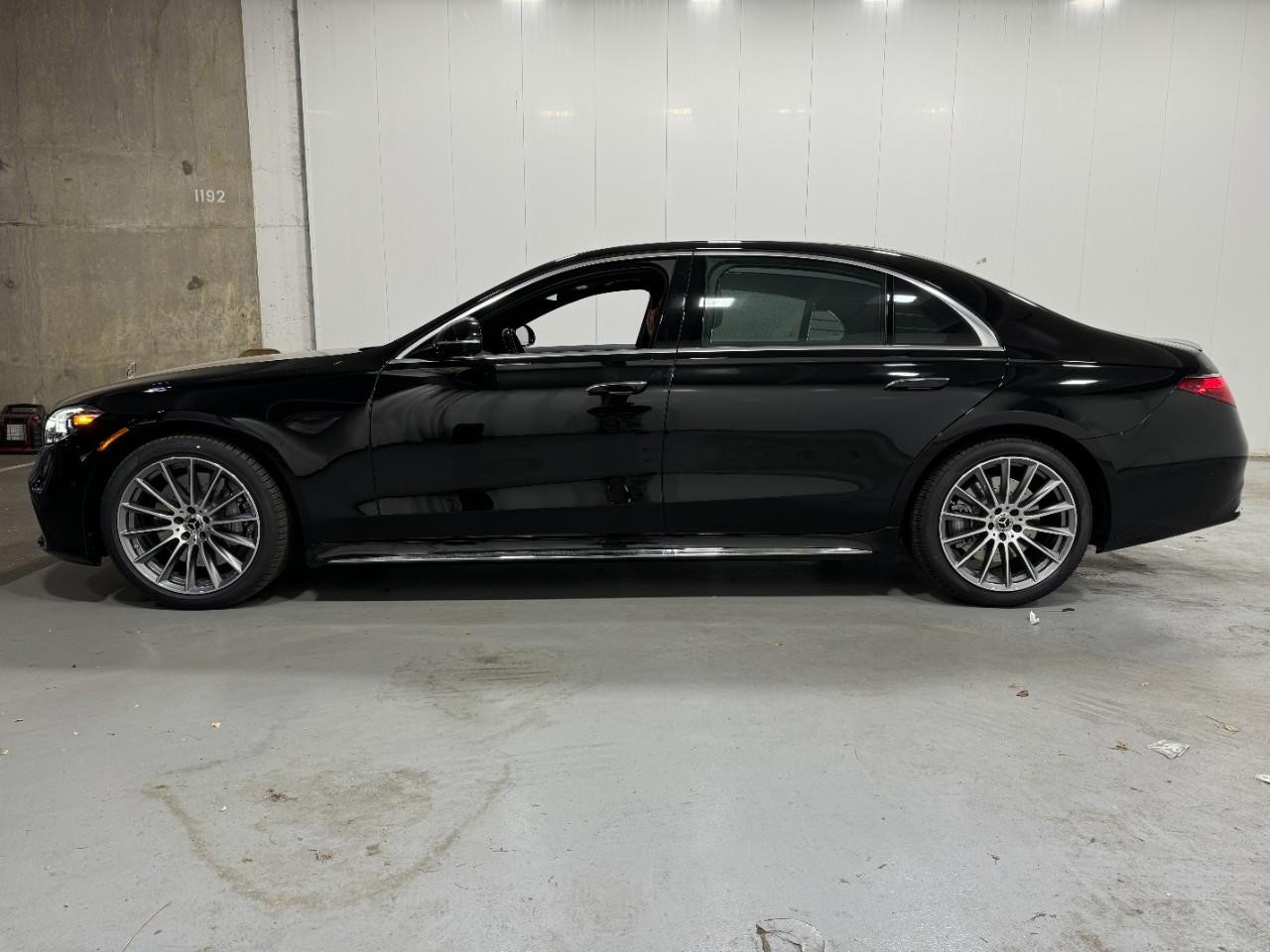 Mercedes-Benz S-Class Vehicle Full-screen Gallery Image 2