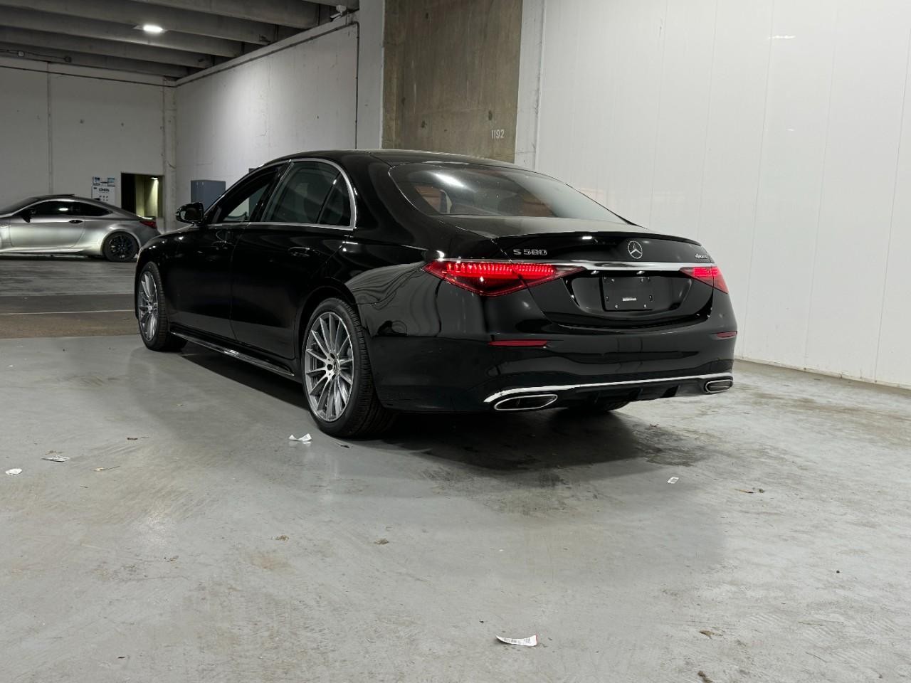 Mercedes-Benz S-Class Vehicle Full-screen Gallery Image 3