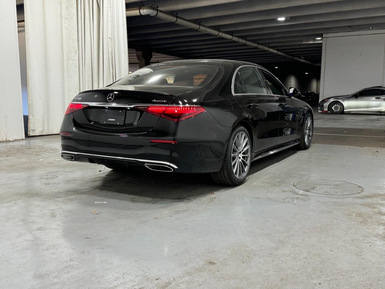 Mercedes-Benz S-Class Vehicle Full-screen Gallery Image 4