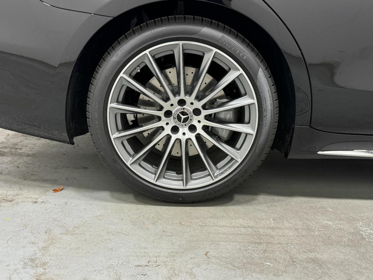 Mercedes-Benz S-Class Vehicle Full-screen Gallery Image 5