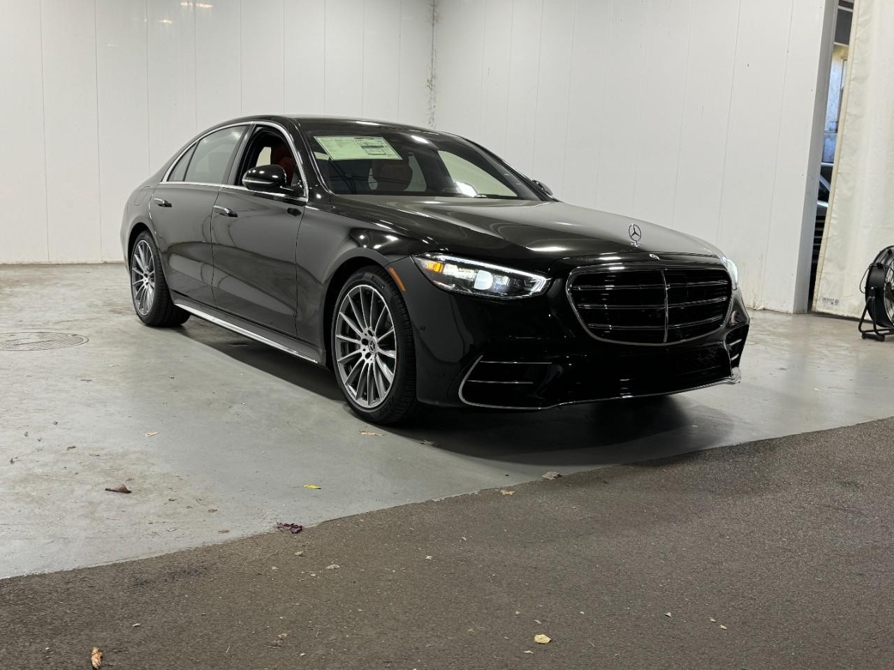 Mercedes-Benz S-Class Vehicle Full-screen Gallery Image 6