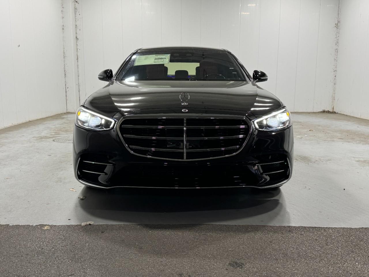 Mercedes-Benz S-Class Vehicle Full-screen Gallery Image 7