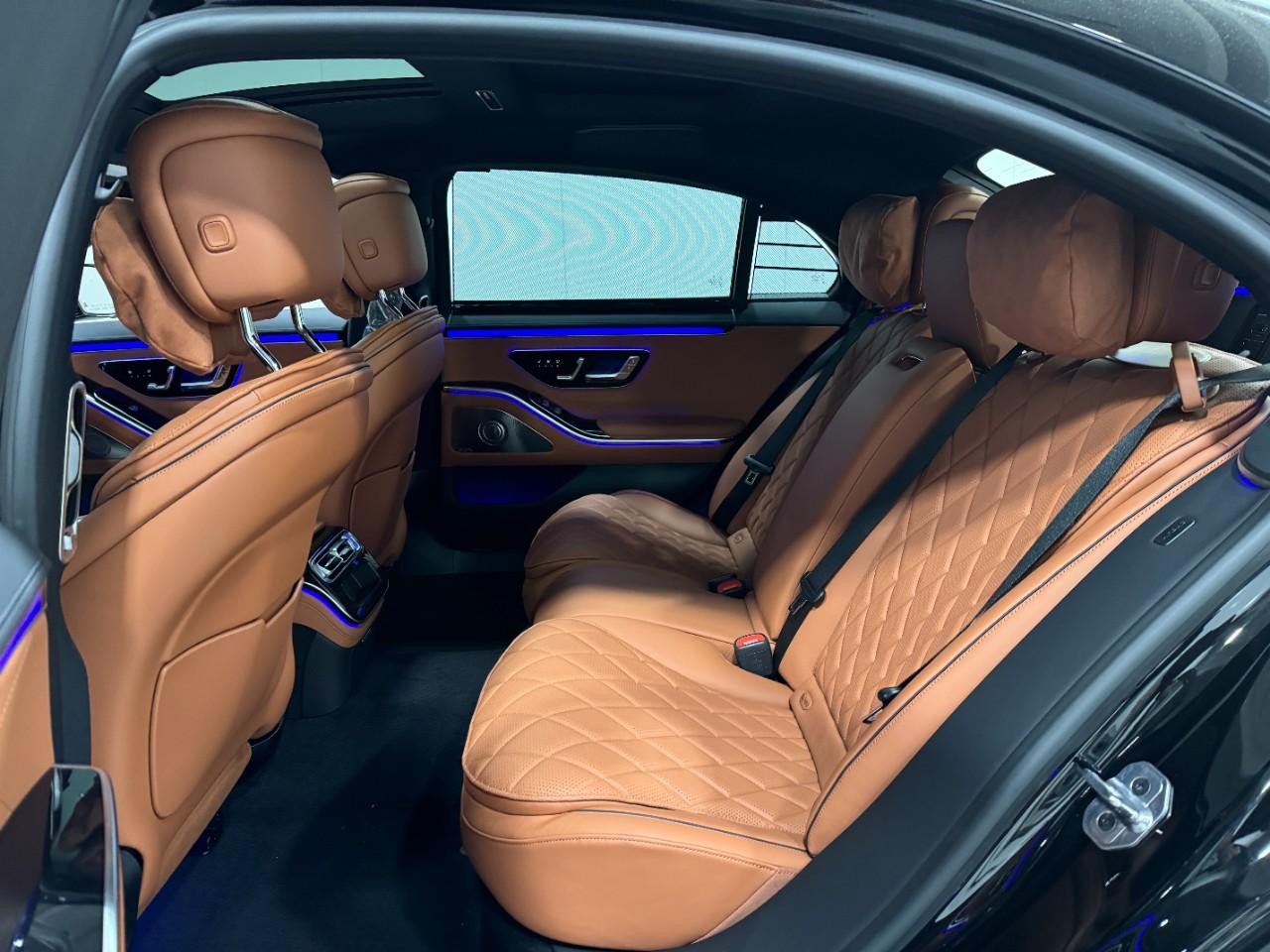 Mercedes-Benz S-Class Vehicle Full-screen Gallery Image 8