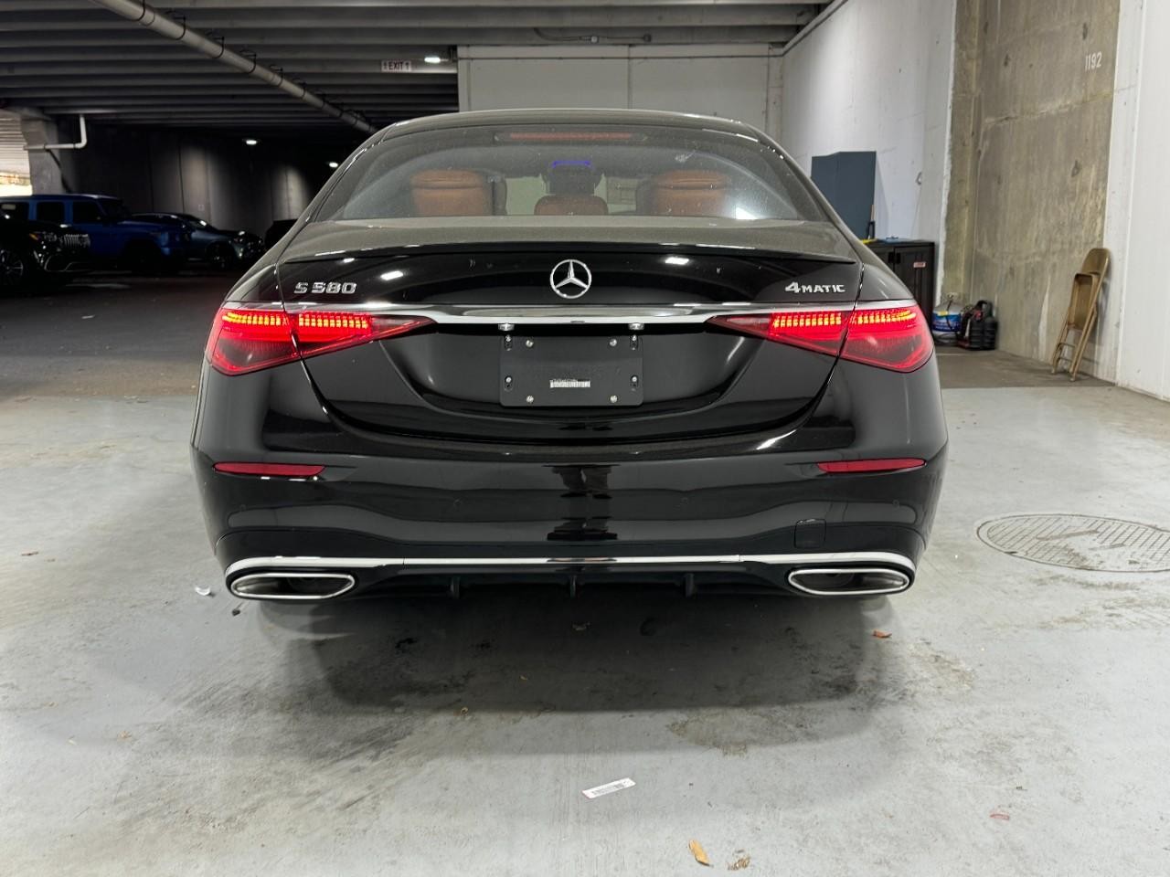 Mercedes-Benz S-Class Vehicle Full-screen Gallery Image 9