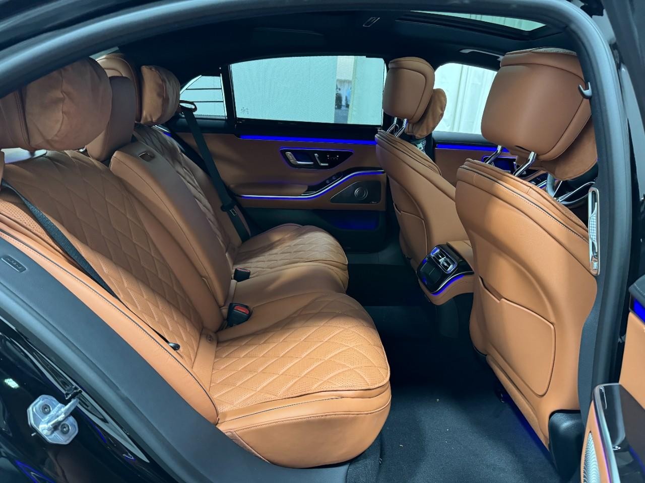 Mercedes-Benz S-Class Vehicle Full-screen Gallery Image 10