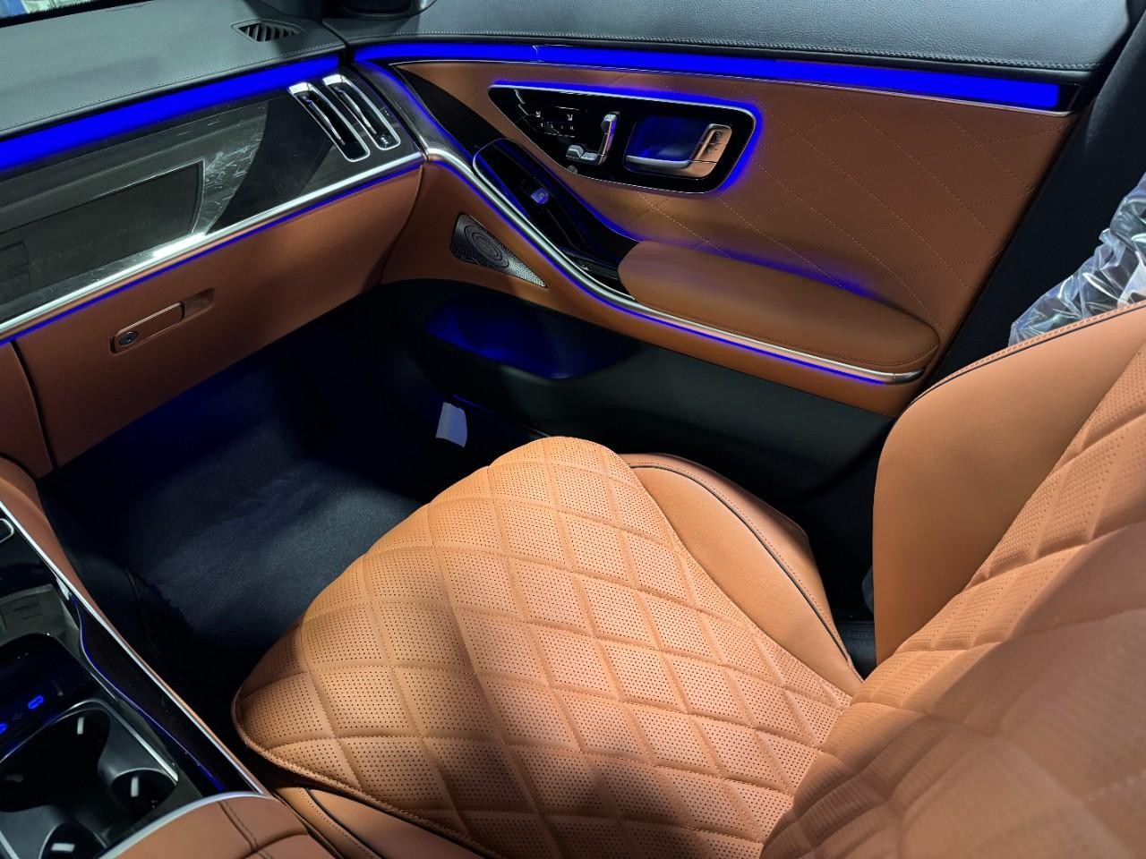 Mercedes-Benz S-Class Vehicle Full-screen Gallery Image 15
