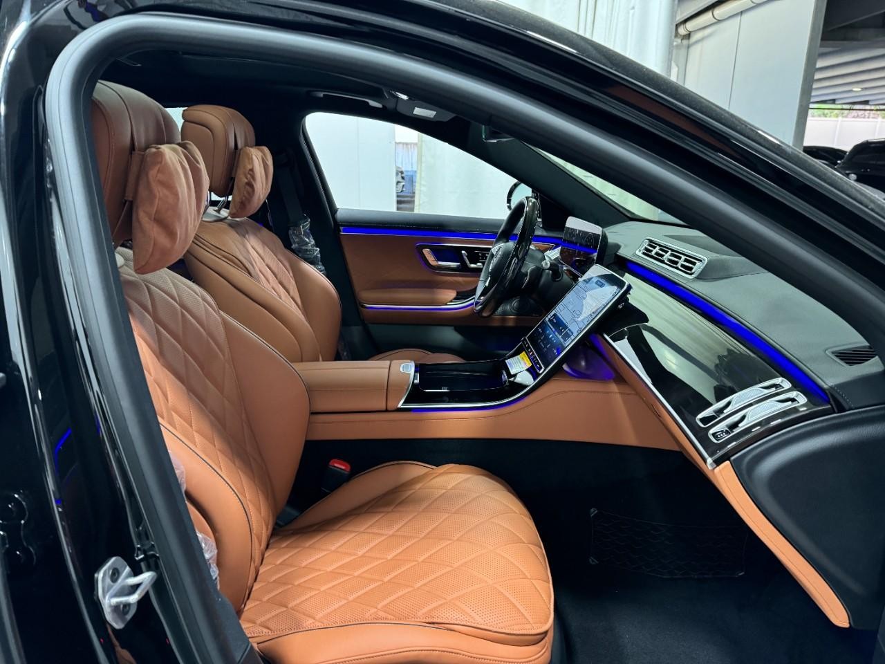 Mercedes-Benz S-Class Vehicle Full-screen Gallery Image 16