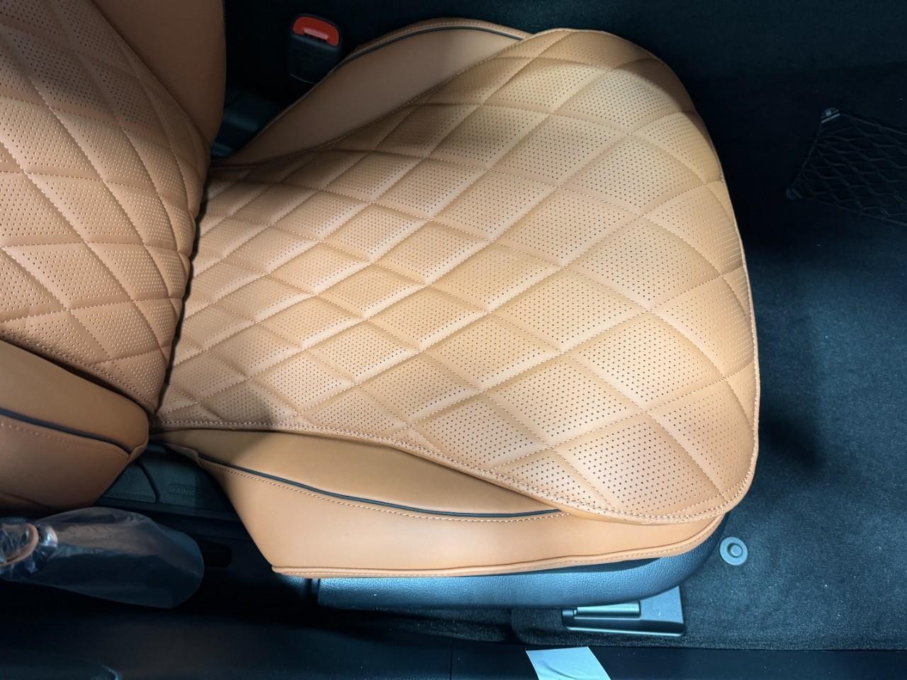 Mercedes-Benz S-Class Vehicle Full-screen Gallery Image 17