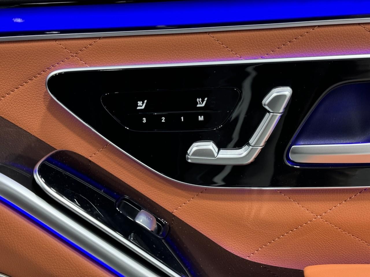 Mercedes-Benz S-Class Vehicle Full-screen Gallery Image 18