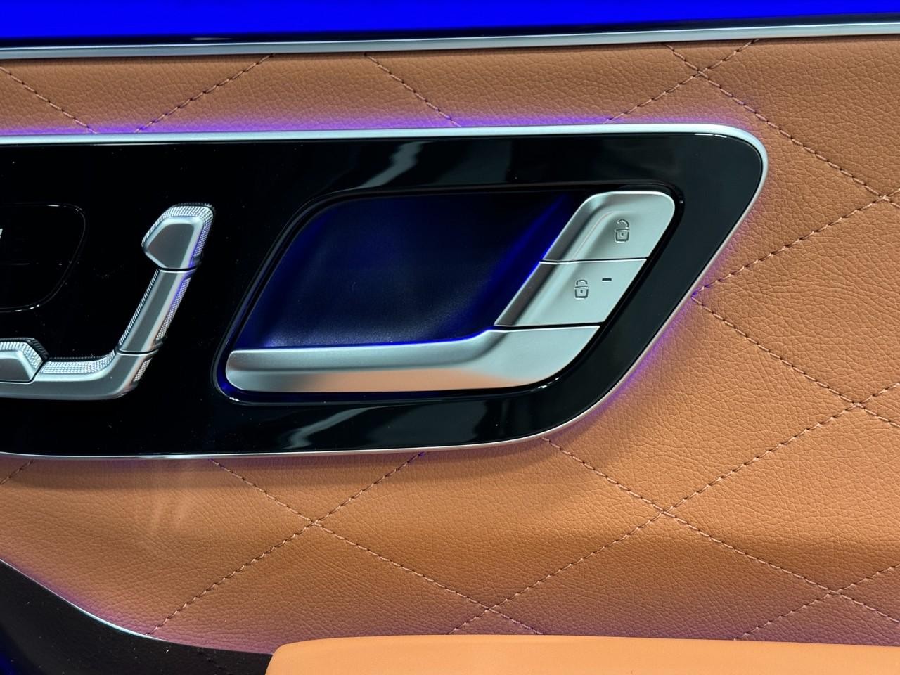 Mercedes-Benz S-Class Vehicle Full-screen Gallery Image 19