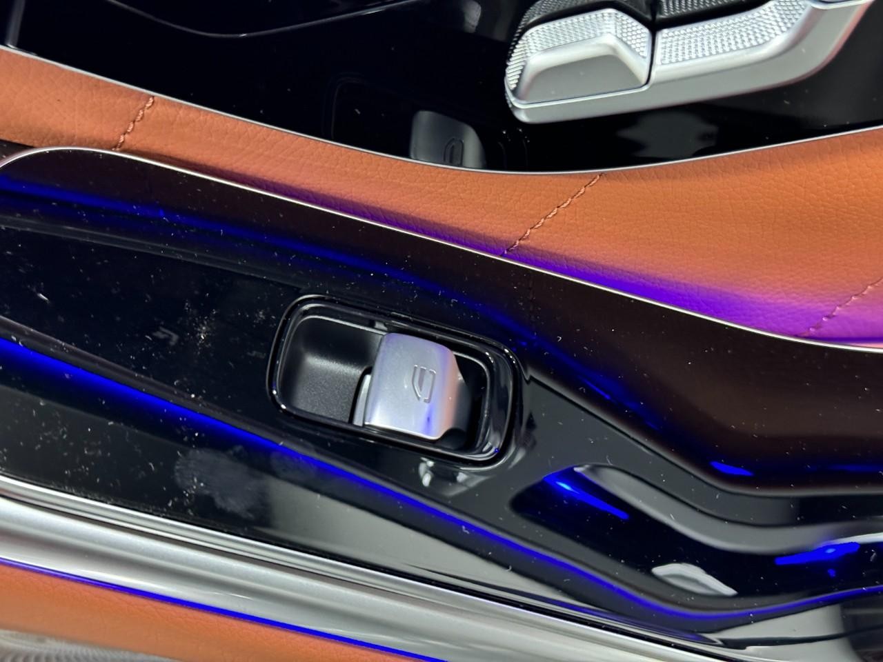 Mercedes-Benz S-Class Vehicle Full-screen Gallery Image 20