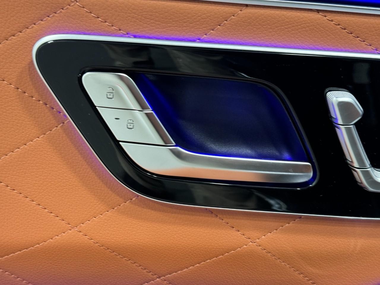 Mercedes-Benz S-Class Vehicle Full-screen Gallery Image 22