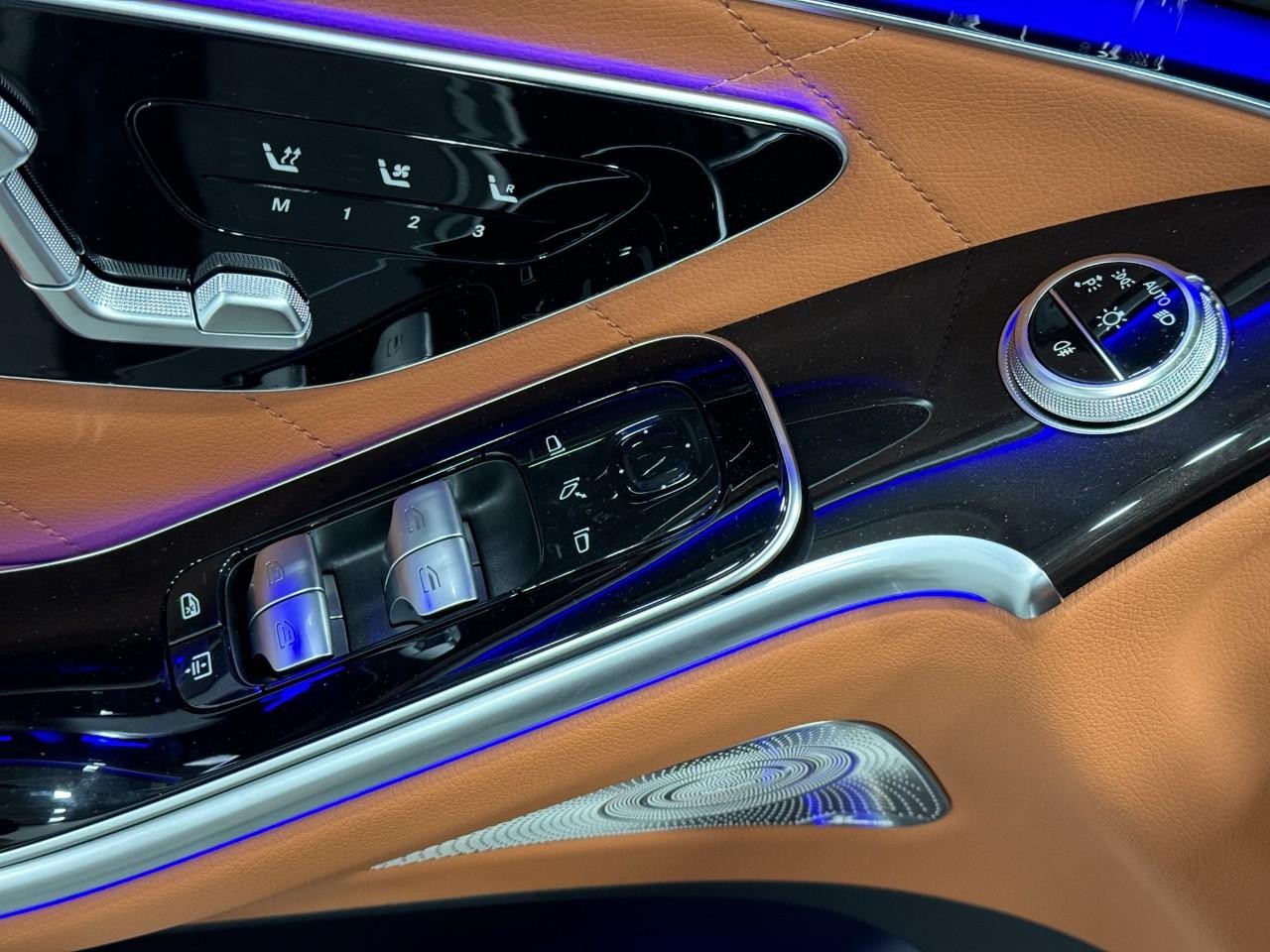 Mercedes-Benz S-Class Vehicle Full-screen Gallery Image 23