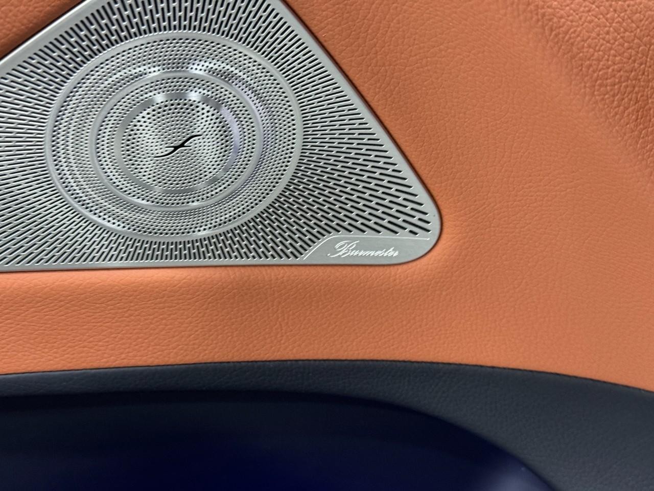 Mercedes-Benz S-Class Vehicle Full-screen Gallery Image 24