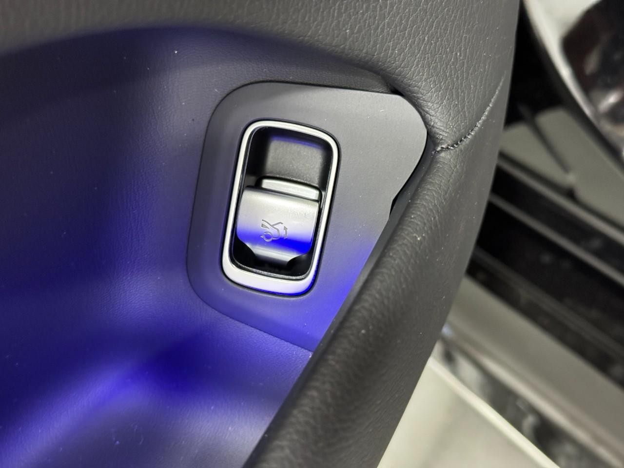 Mercedes-Benz S-Class Vehicle Full-screen Gallery Image 25