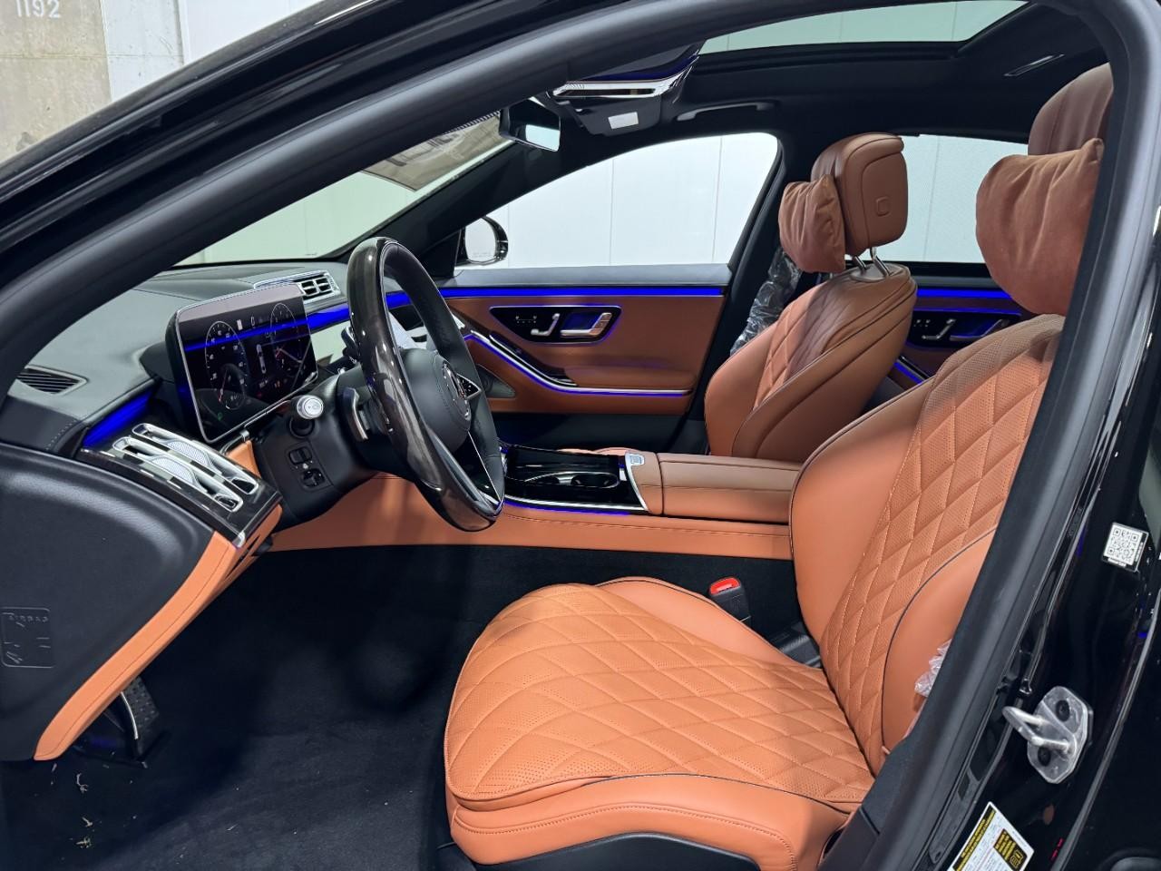 Mercedes-Benz S-Class Vehicle Full-screen Gallery Image 26