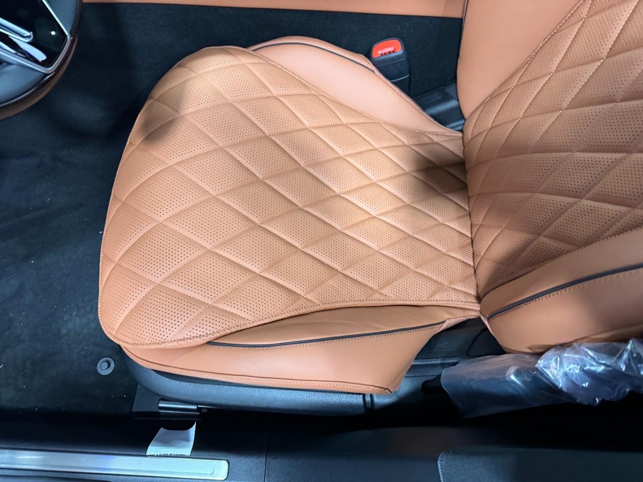 Mercedes-Benz S-Class Vehicle Full-screen Gallery Image 27