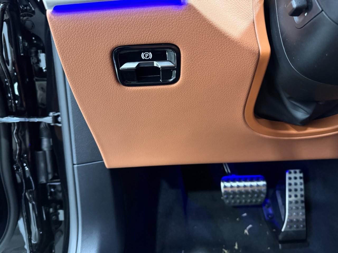 Mercedes-Benz S-Class Vehicle Full-screen Gallery Image 28