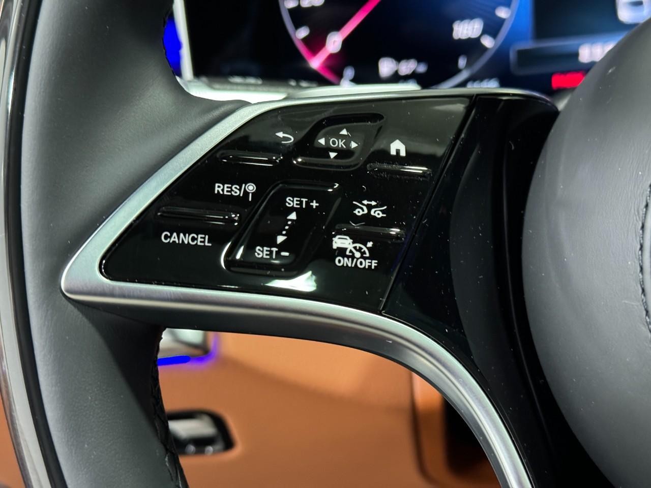 Mercedes-Benz S-Class Vehicle Full-screen Gallery Image 29