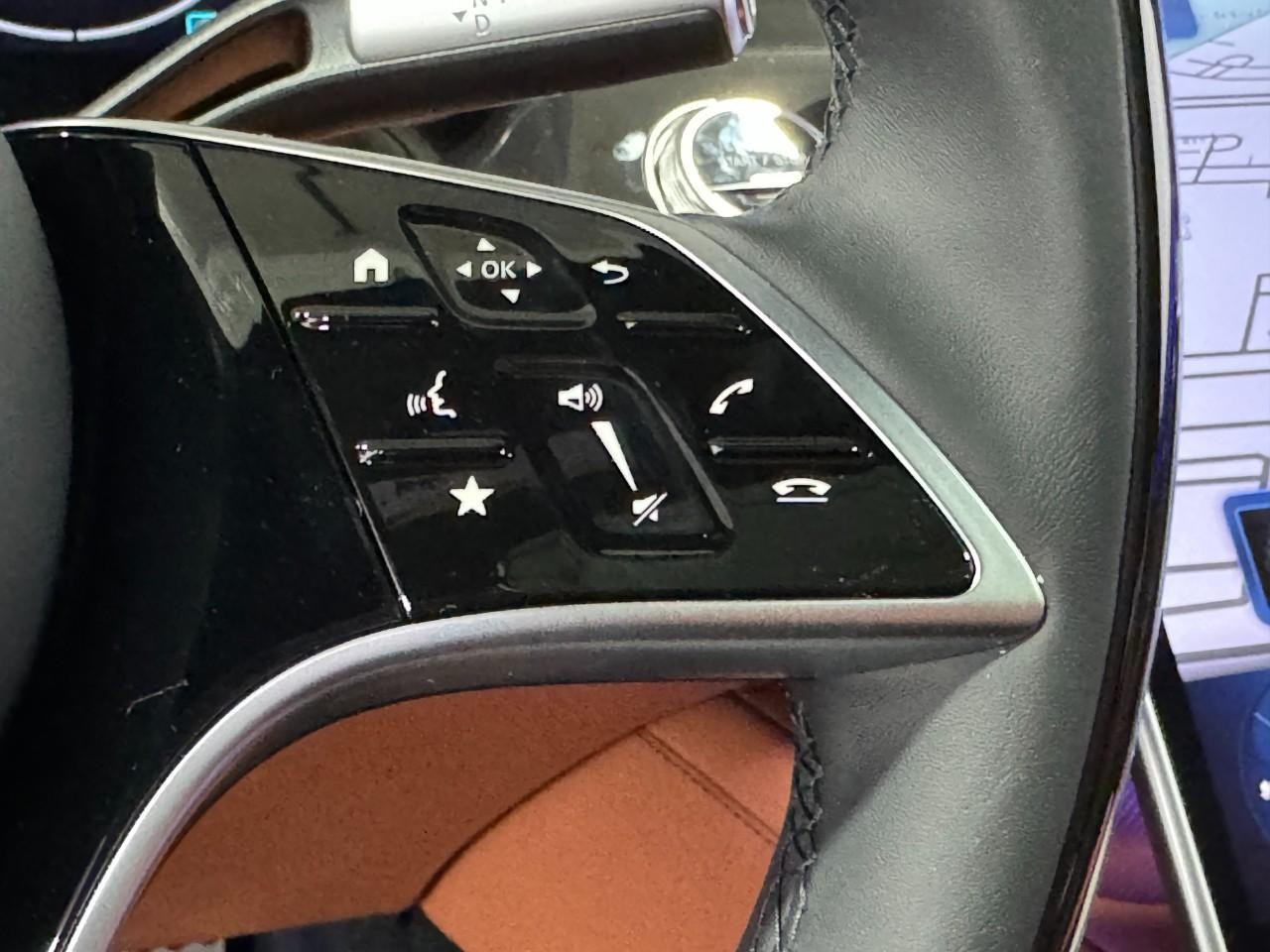 Mercedes-Benz S-Class Vehicle Full-screen Gallery Image 30