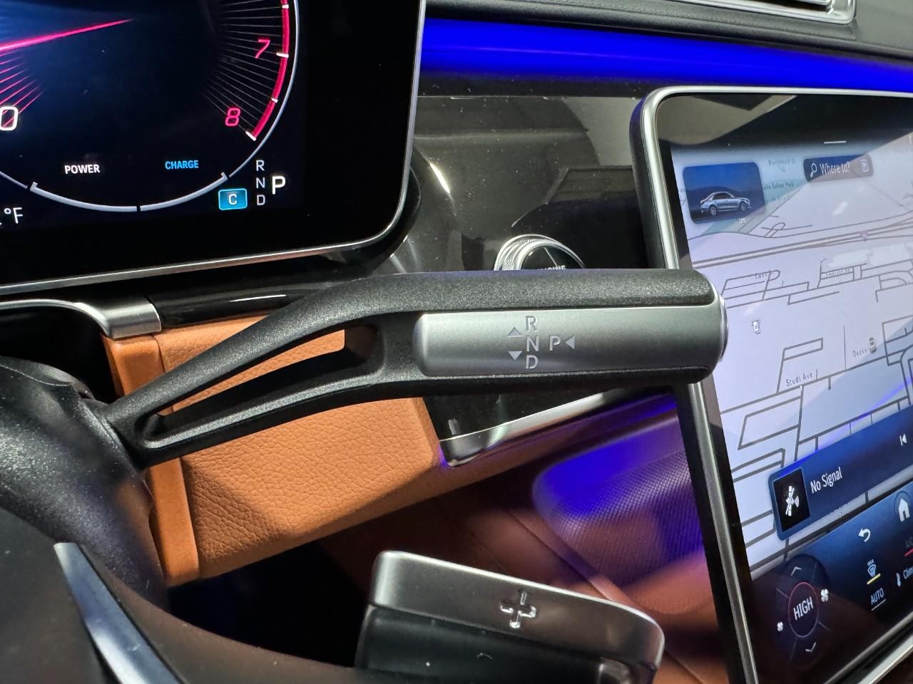 Mercedes-Benz S-Class Vehicle Full-screen Gallery Image 32