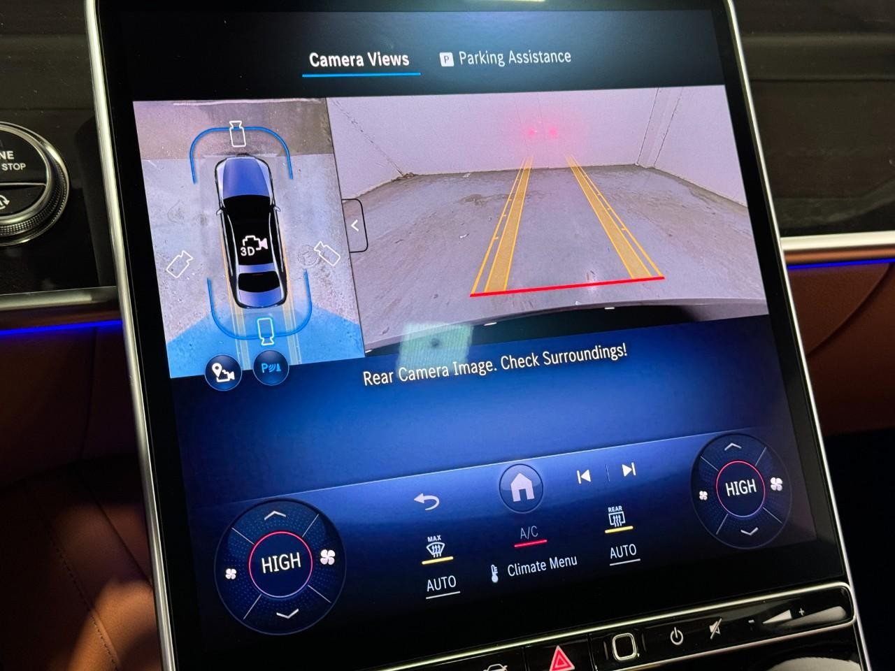 Mercedes-Benz S-Class Vehicle Full-screen Gallery Image 33