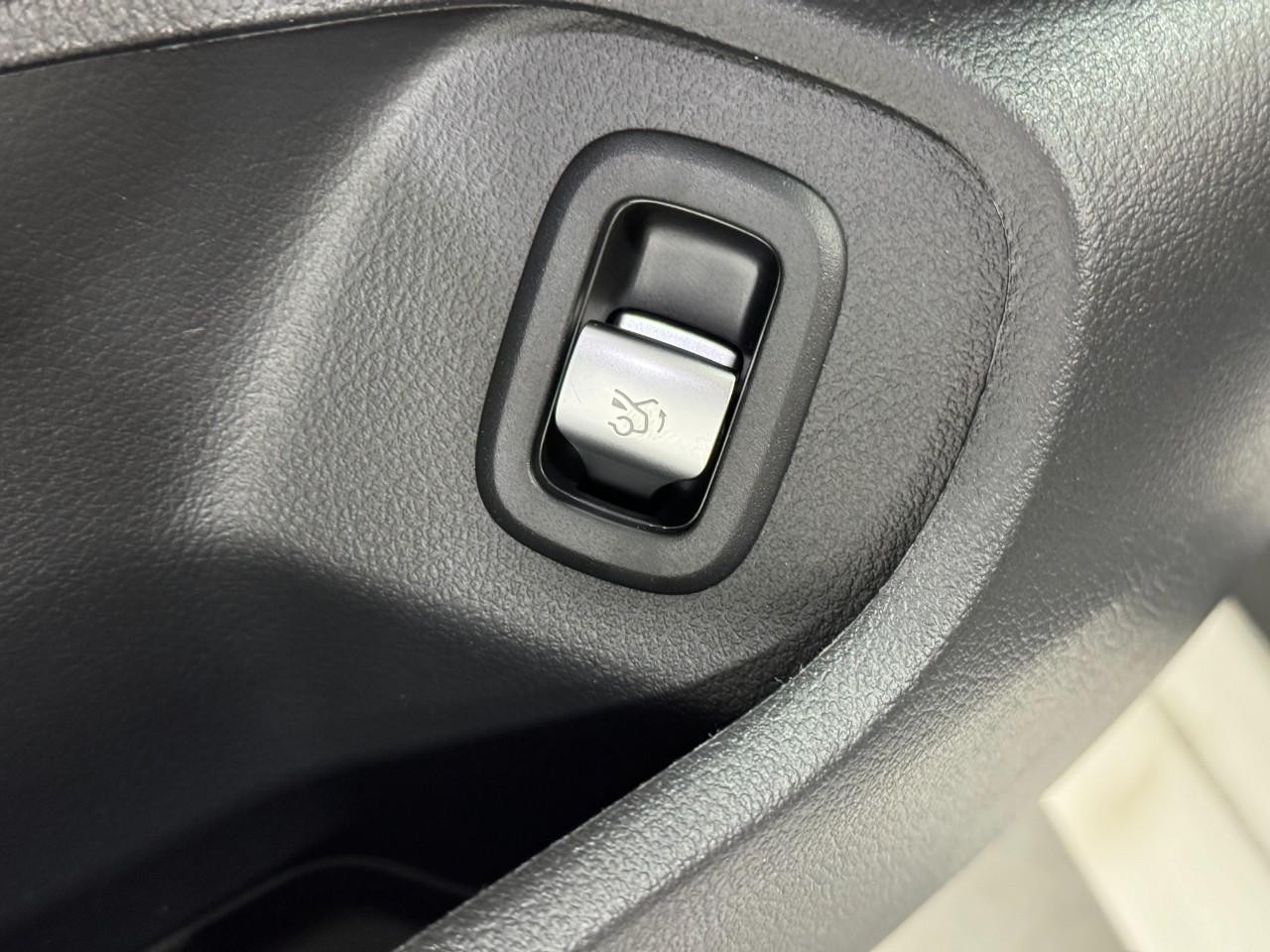 Mercedes-Benz CLE Vehicle Full-screen Gallery Image 24