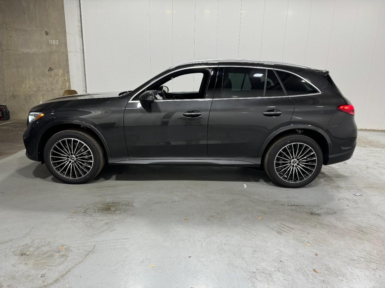 Mercedes-Benz GLC Vehicle Full-screen Gallery Image 2