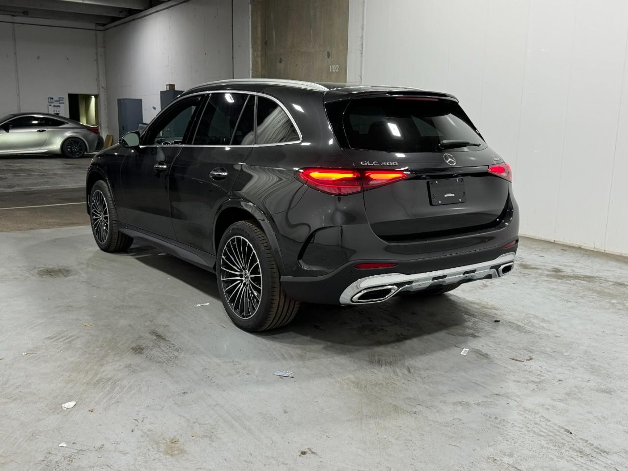 Mercedes-Benz GLC Vehicle Full-screen Gallery Image 3