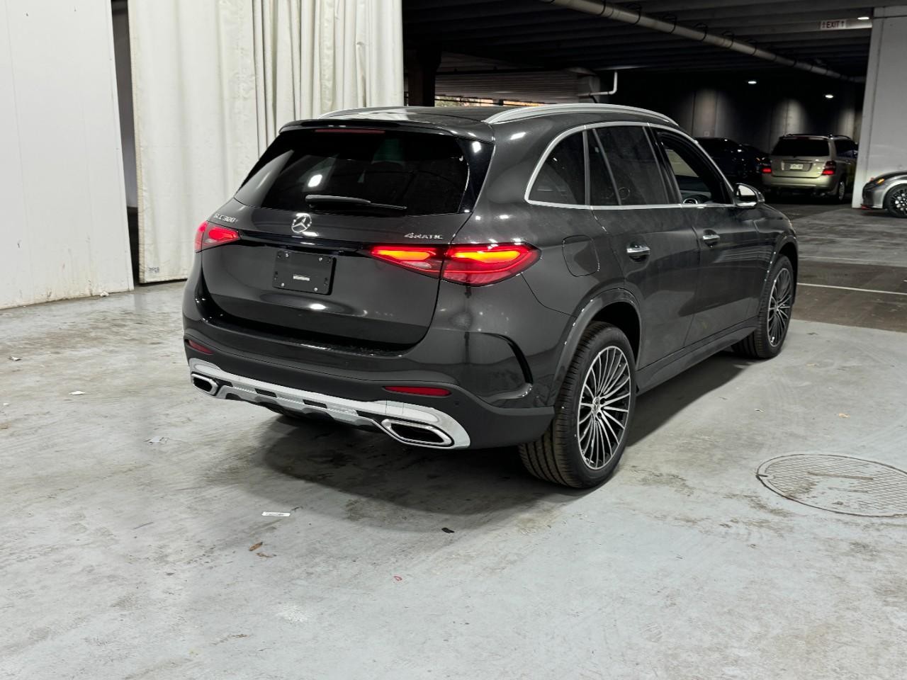 Mercedes-Benz GLC Vehicle Full-screen Gallery Image 4