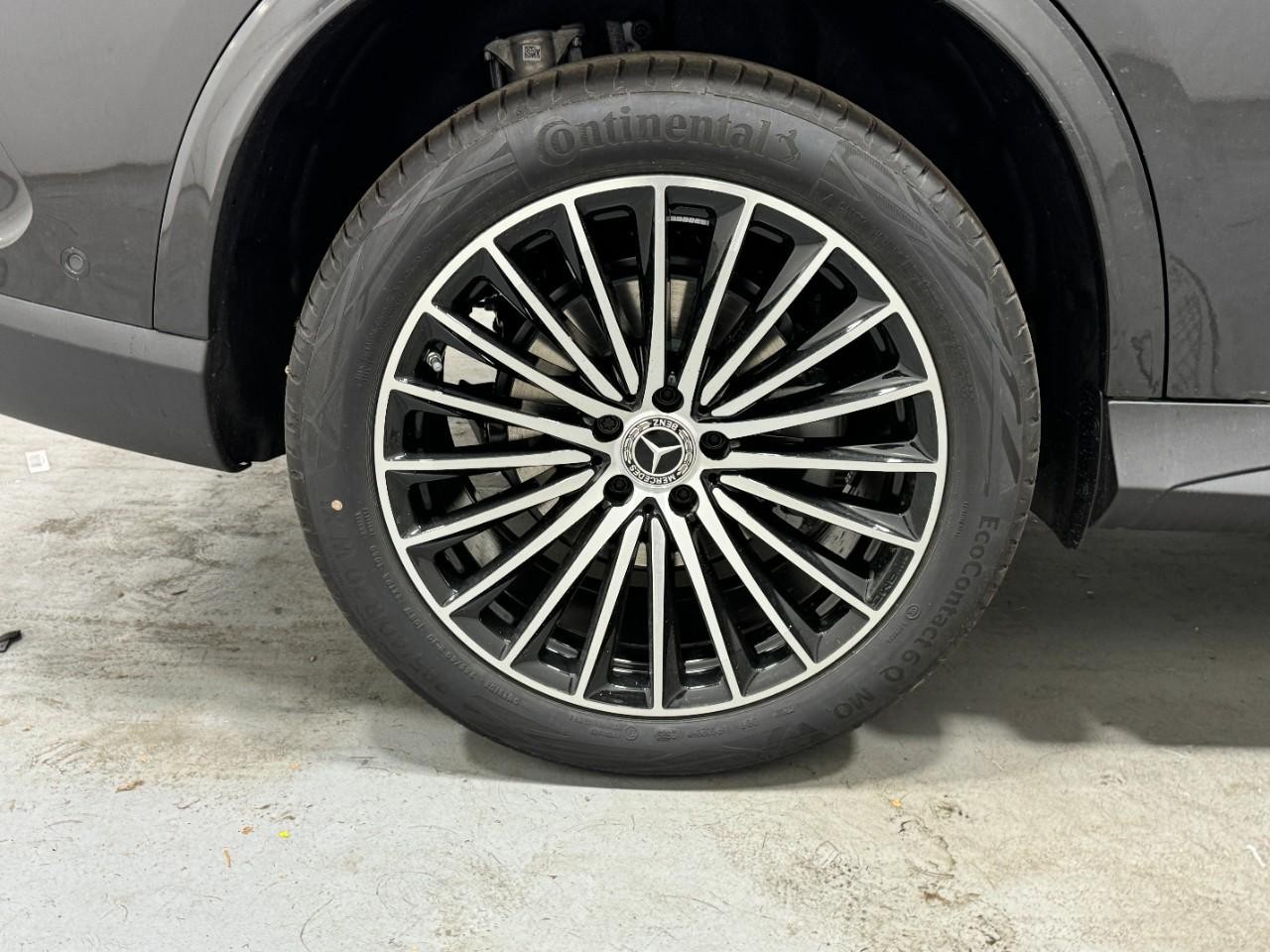 Mercedes-Benz GLC Vehicle Full-screen Gallery Image 5