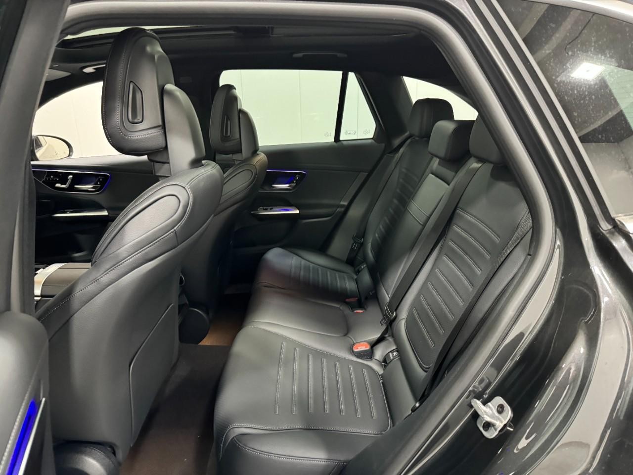 Mercedes-Benz GLC Vehicle Full-screen Gallery Image 8