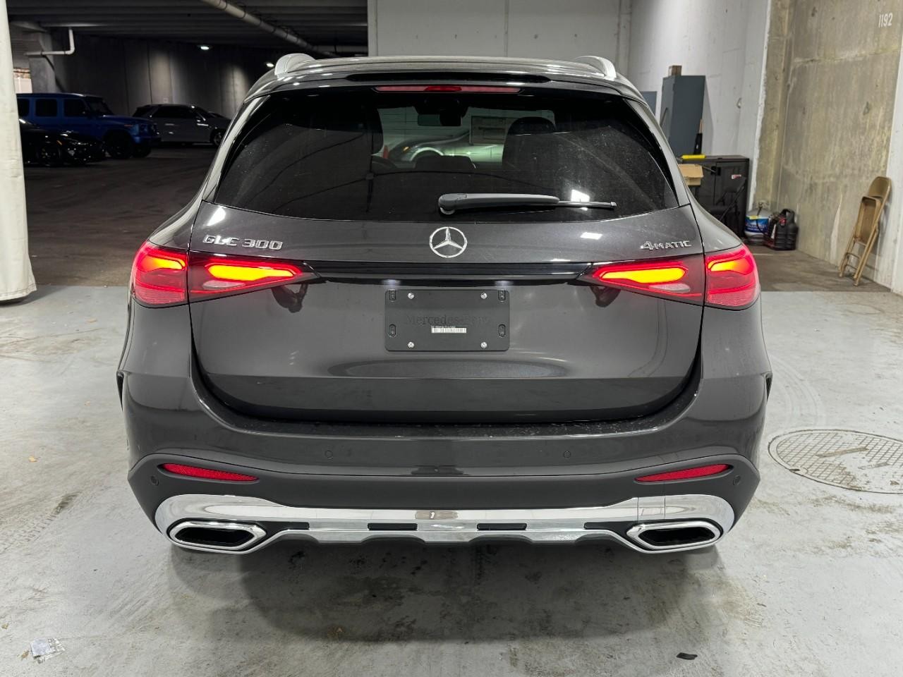 Mercedes-Benz GLC Vehicle Full-screen Gallery Image 9