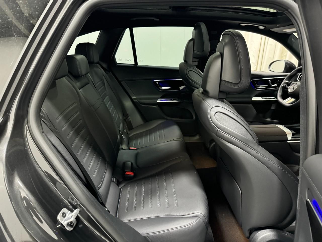 Mercedes-Benz GLC Vehicle Full-screen Gallery Image 10