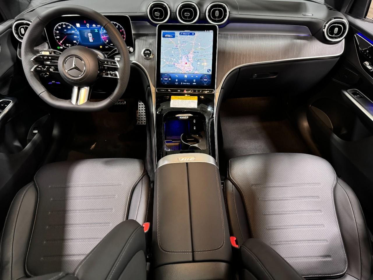 Mercedes-Benz GLC Vehicle Full-screen Gallery Image 12