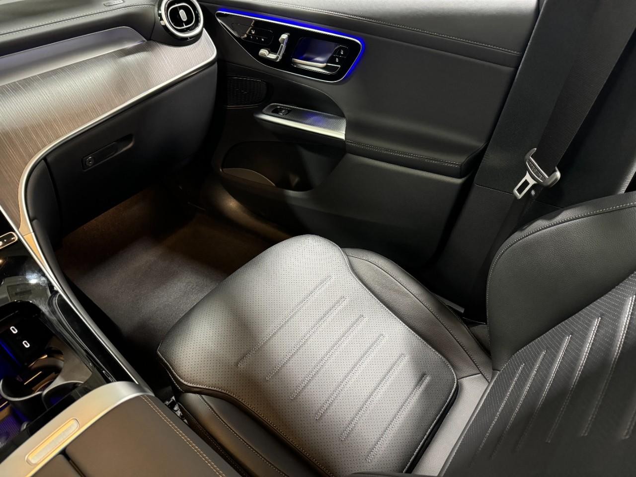 Mercedes-Benz GLC Vehicle Full-screen Gallery Image 15