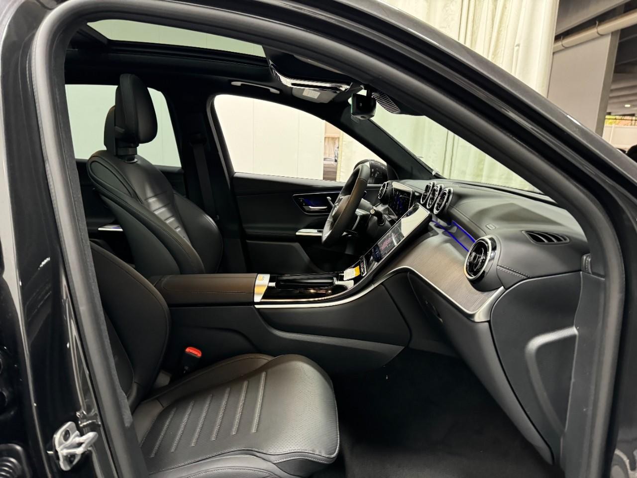 Mercedes-Benz GLC Vehicle Full-screen Gallery Image 16