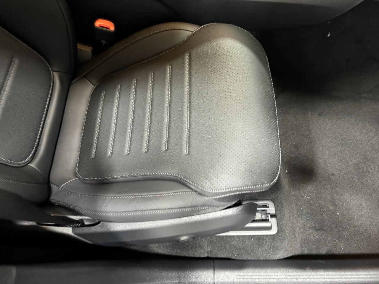 Mercedes-Benz GLC Vehicle Full-screen Gallery Image 17