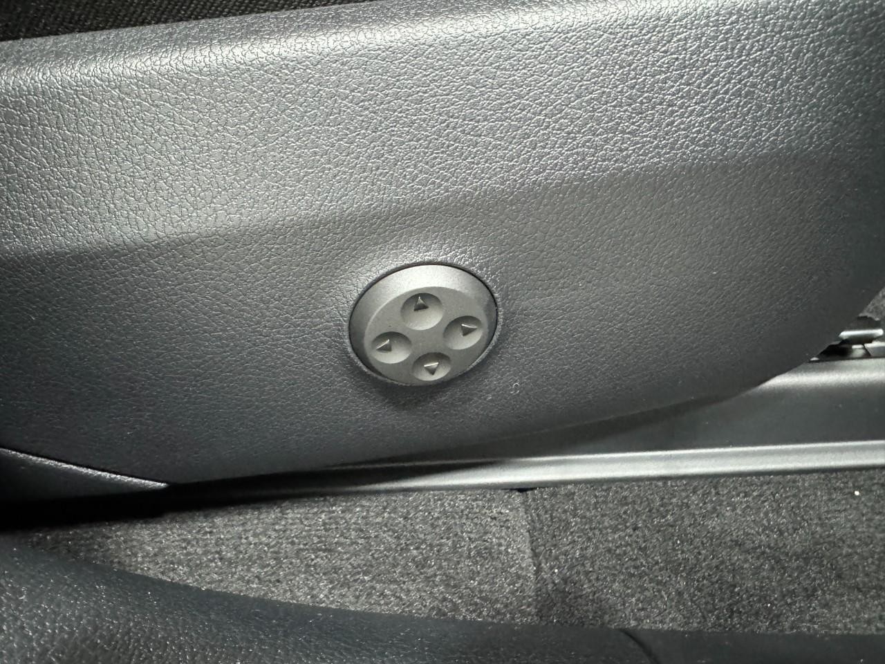 Mercedes-Benz GLC Vehicle Full-screen Gallery Image 18