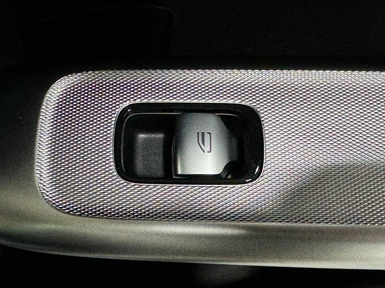 Mercedes-Benz GLC Vehicle Full-screen Gallery Image 21