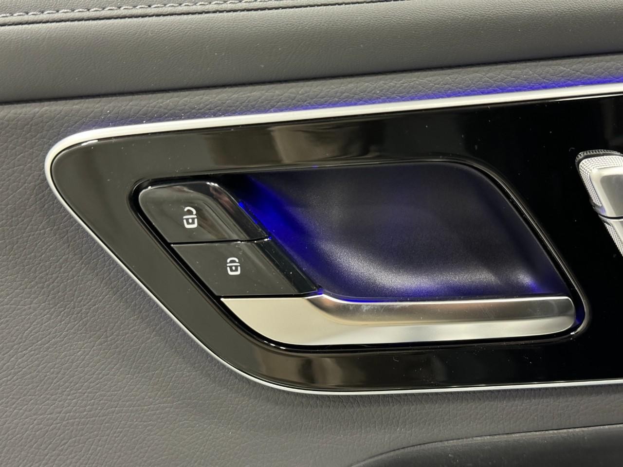 Mercedes-Benz GLC Vehicle Full-screen Gallery Image 23