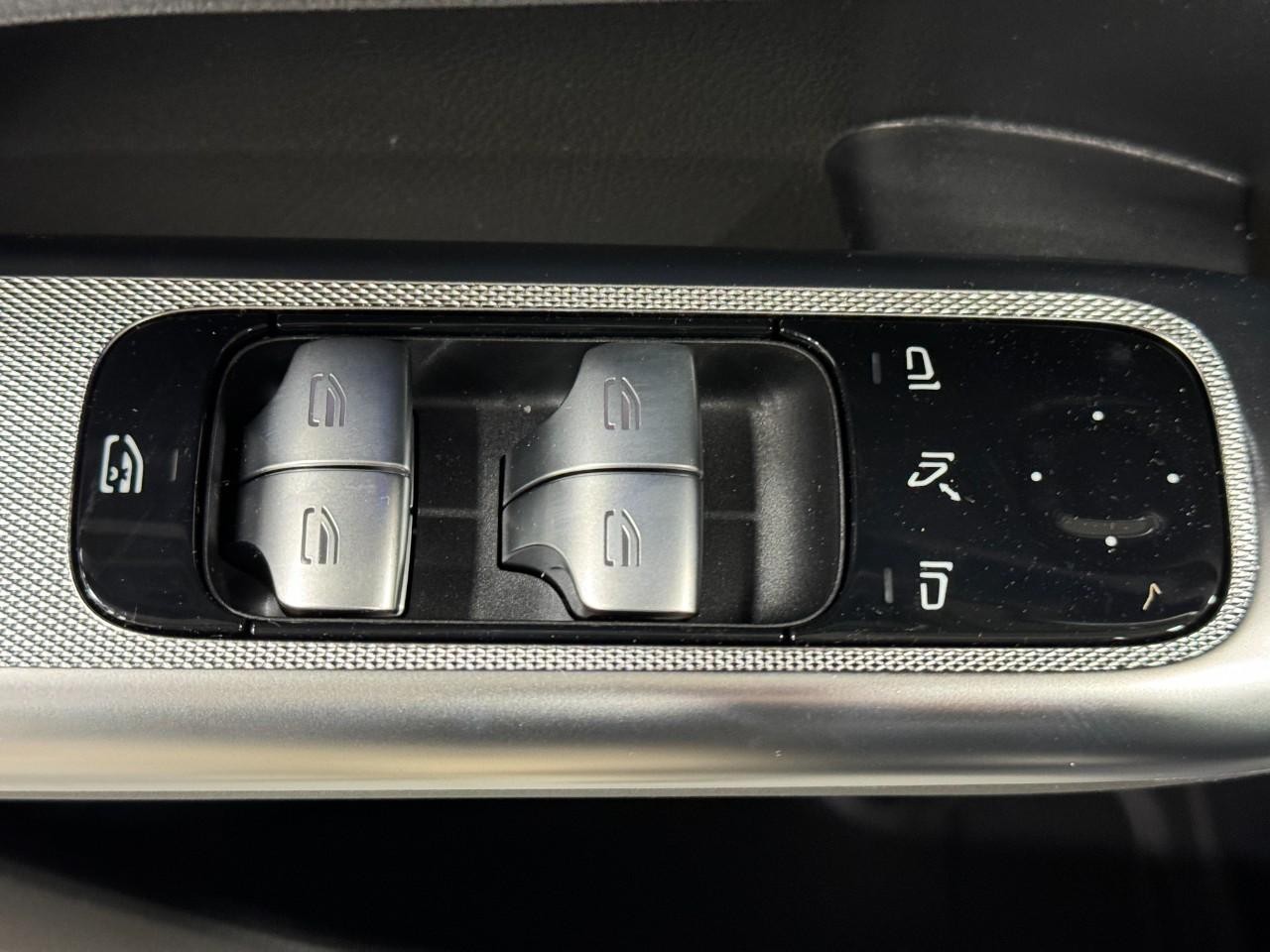 Mercedes-Benz GLC Vehicle Full-screen Gallery Image 24