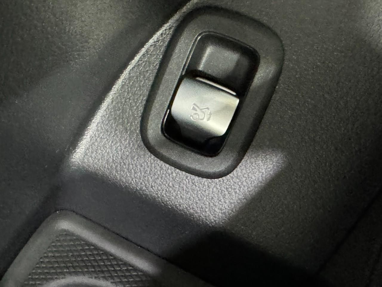 Mercedes-Benz GLC Vehicle Full-screen Gallery Image 25