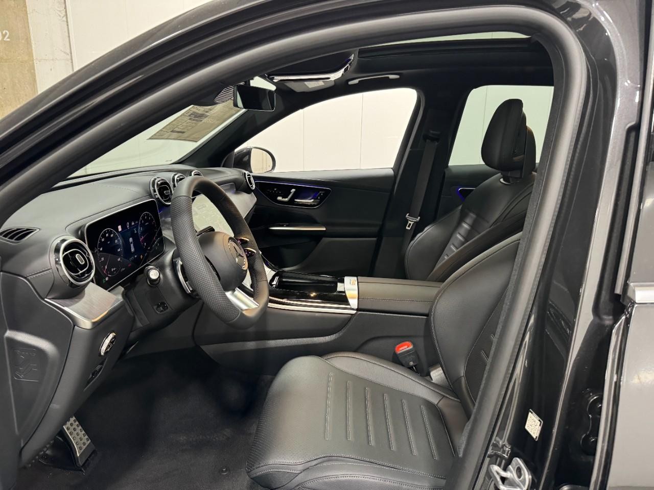 Mercedes-Benz GLC Vehicle Full-screen Gallery Image 26