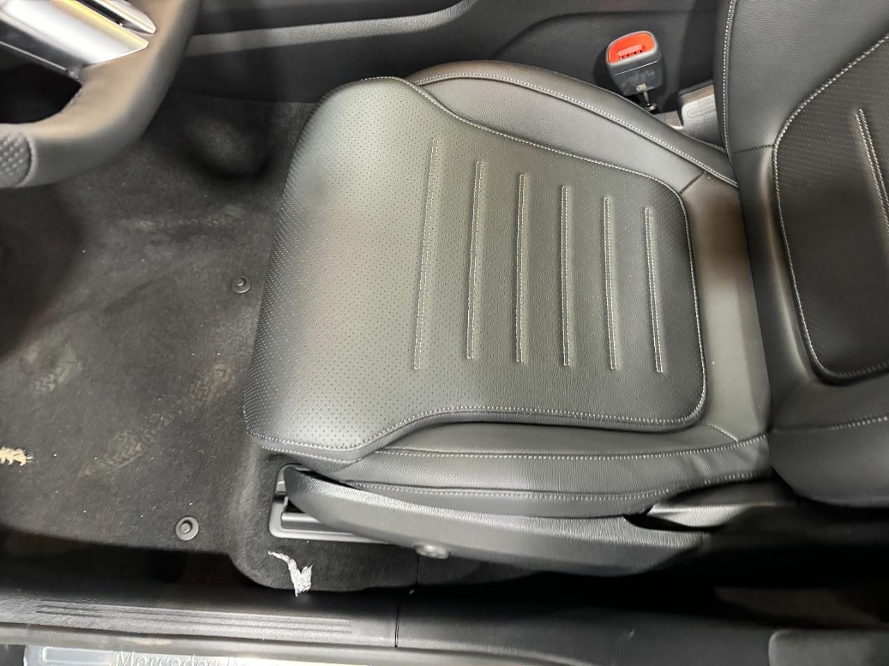 Mercedes-Benz GLC Vehicle Full-screen Gallery Image 27