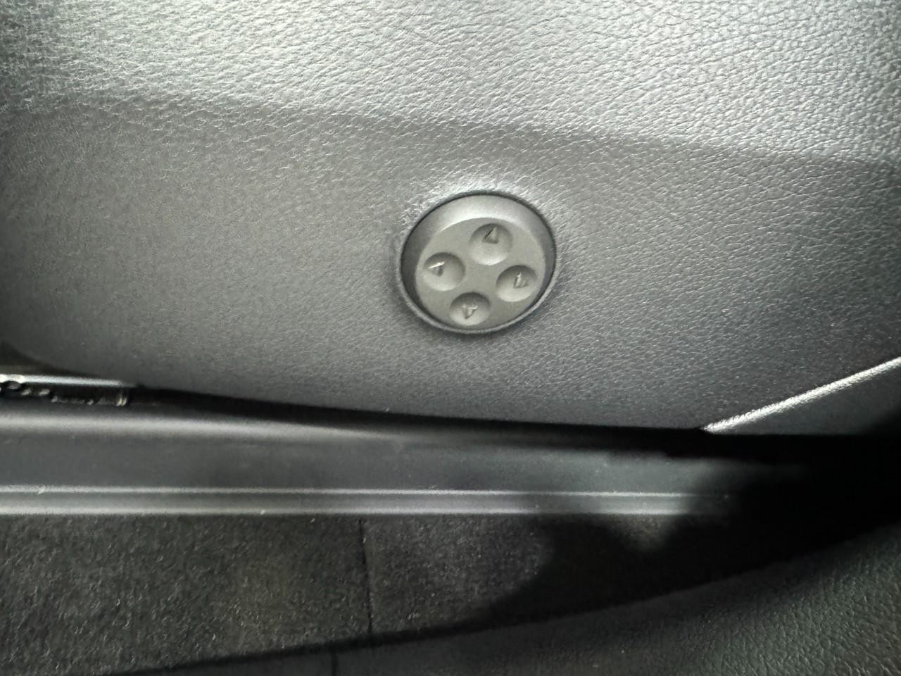 Mercedes-Benz GLC Vehicle Full-screen Gallery Image 28