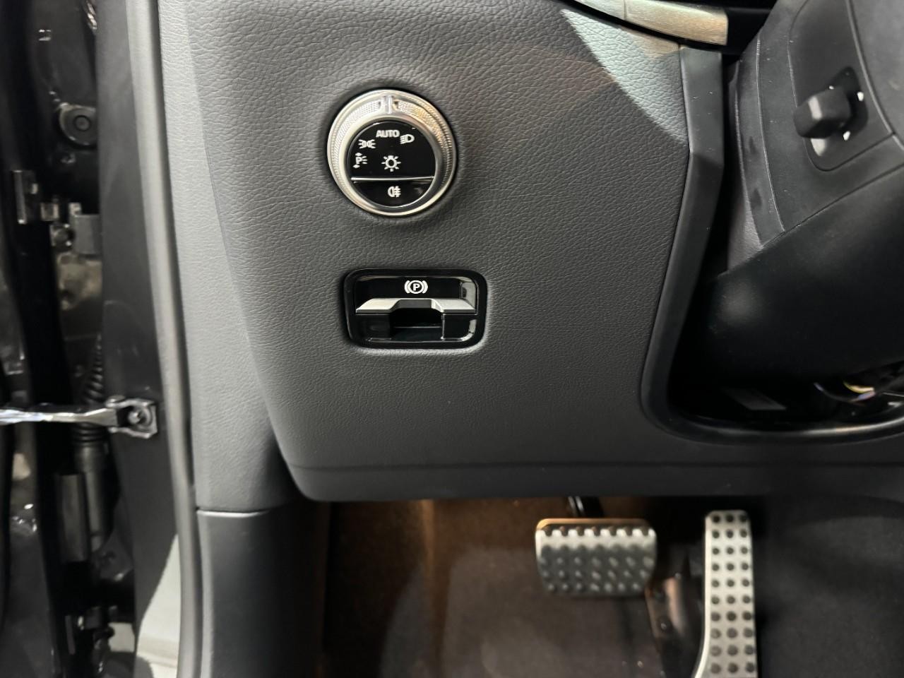 Mercedes-Benz GLC Vehicle Full-screen Gallery Image 29