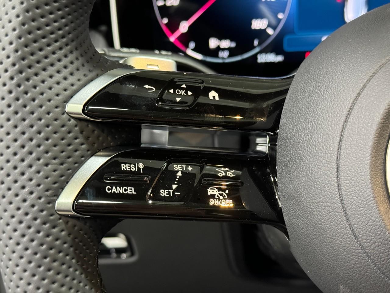 Mercedes-Benz GLC Vehicle Full-screen Gallery Image 30